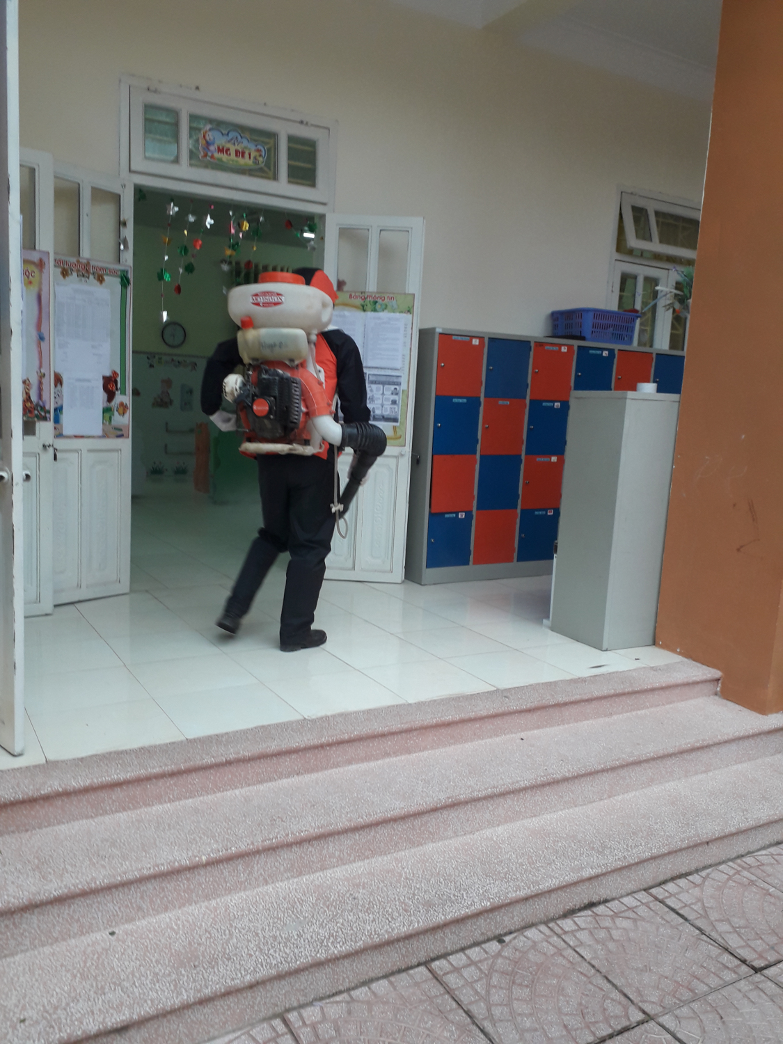 Trường mầm non Sơn Ca thực hiện tiêu độc khử trùng  môi trường trường học để phòng chống bệnh viêm đường hô hấp cấp do chủng mới vi rút Corona