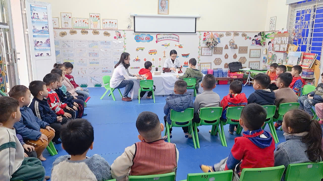 Công tác phối kết hợp khám sức khỏe định kỳ cho trẻ mầm non giữa trạm y tế phường Him Lam và Trường mầm mon Sơn Ca, thành phố điện Biên phủ