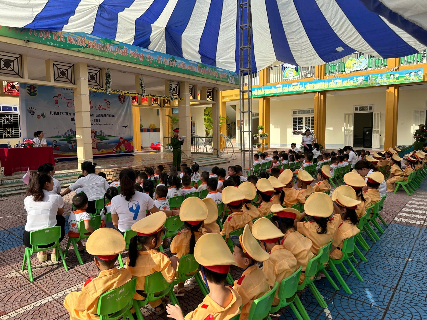 Trường Mầm Non Sơn Ca Phường Điện Biên Phủ phối hợp với Công an Phường Điện Biên Phủ tổ chức Chương trình “Tôi yêu Việt Nam” và “Tuyên truyền luật trật tự ATGT đường bộ” Năm học 2025 – 2026