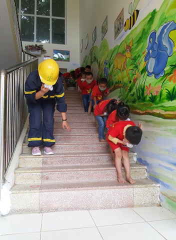 Trường mầm non Sơn Ca Phường Điện Biên Phủ tổ chức Thực tập phương án phòng cháy, chữa cháy năm học 2025-2026 và hướng dẫn trẻ mẫu giáo kỹ năng thoát hiểm khi có hỏa hoạn xảy ra